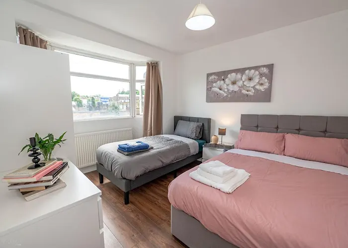 4 Bedrooms,2 Bathrooms House With Free Parking