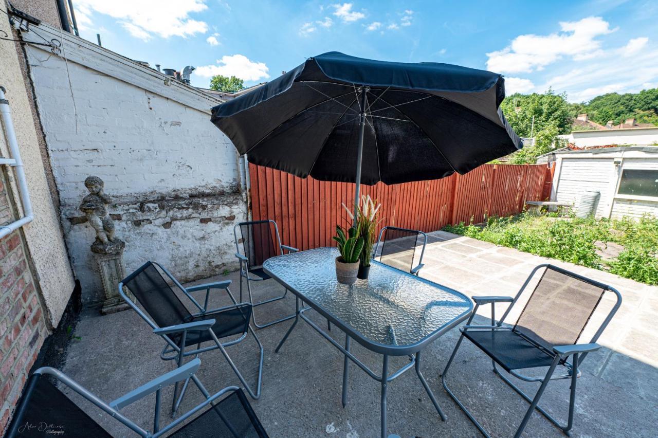 4 Bedrooms,2 Bathrooms House With Free Parking Пламстед