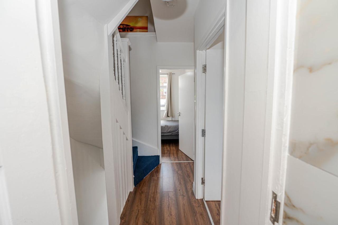 Дом отдыха 4 Bedrooms,2 Bathrooms House With Free Parking