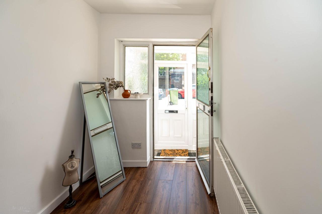 Дом отдыха 4 Bedrooms,2 Bathrooms House With Free Parking
