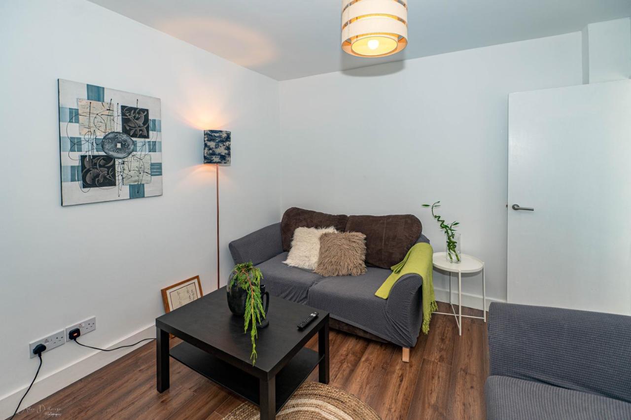 4 Bedrooms,2 Bathrooms House With Free Parking *