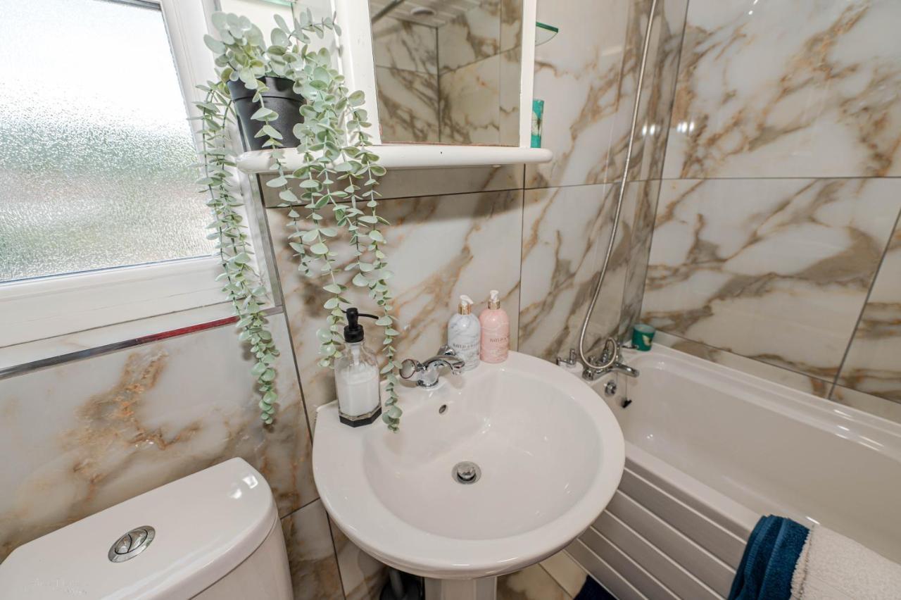 4 Bedrooms,2 Bathrooms House With Free Parking Дом отдыха *