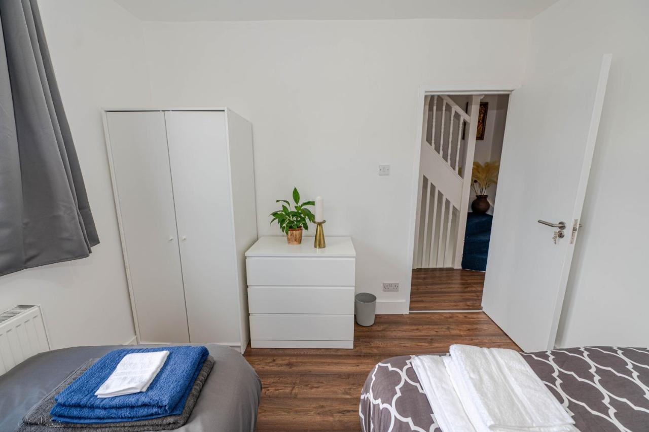 4 Bedrooms,2 Bathrooms House With Free Parking Дом отдыха Пламстед