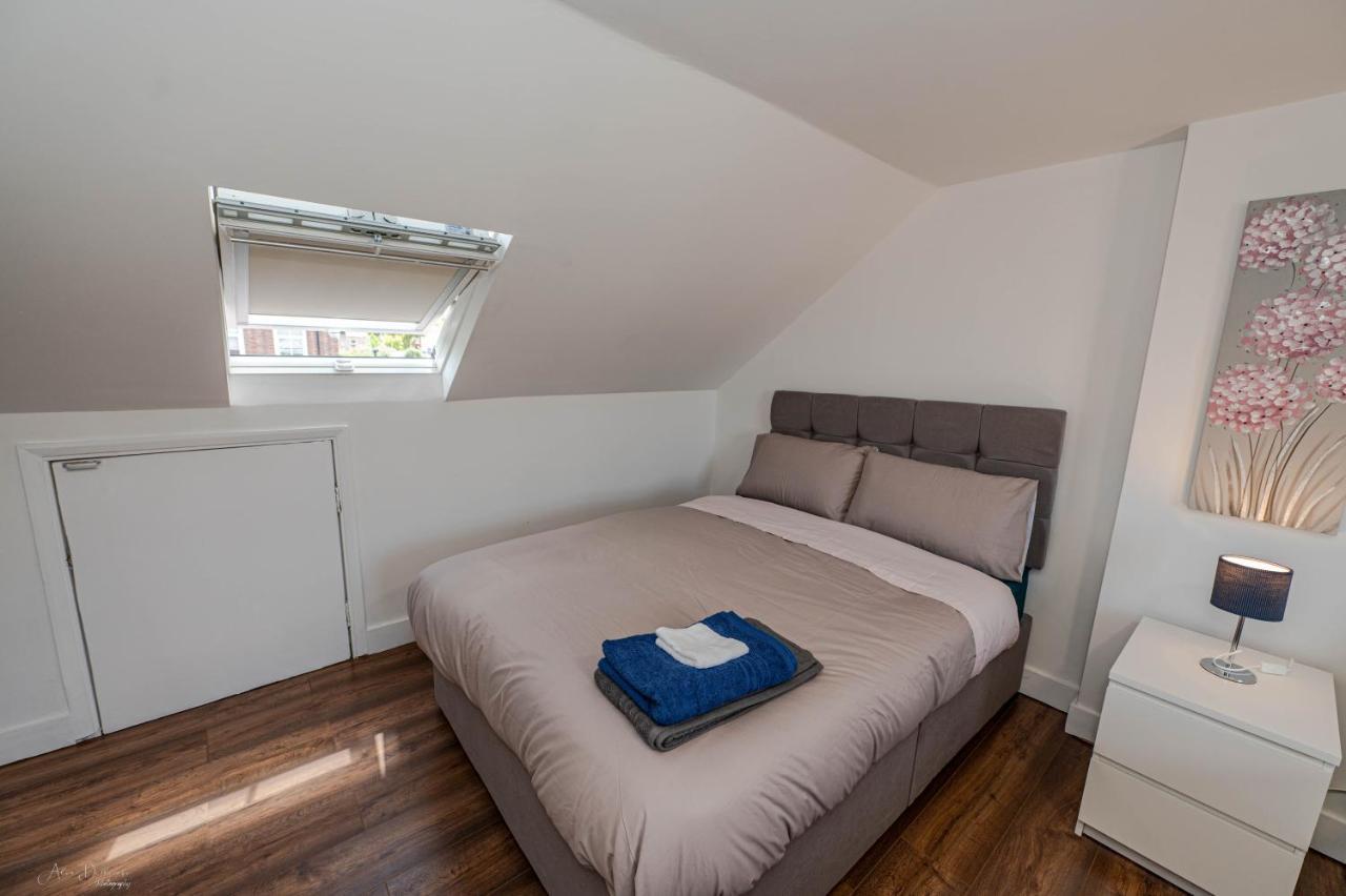 4 Bedrooms,2 Bathrooms House With Free Parking * Пламстед