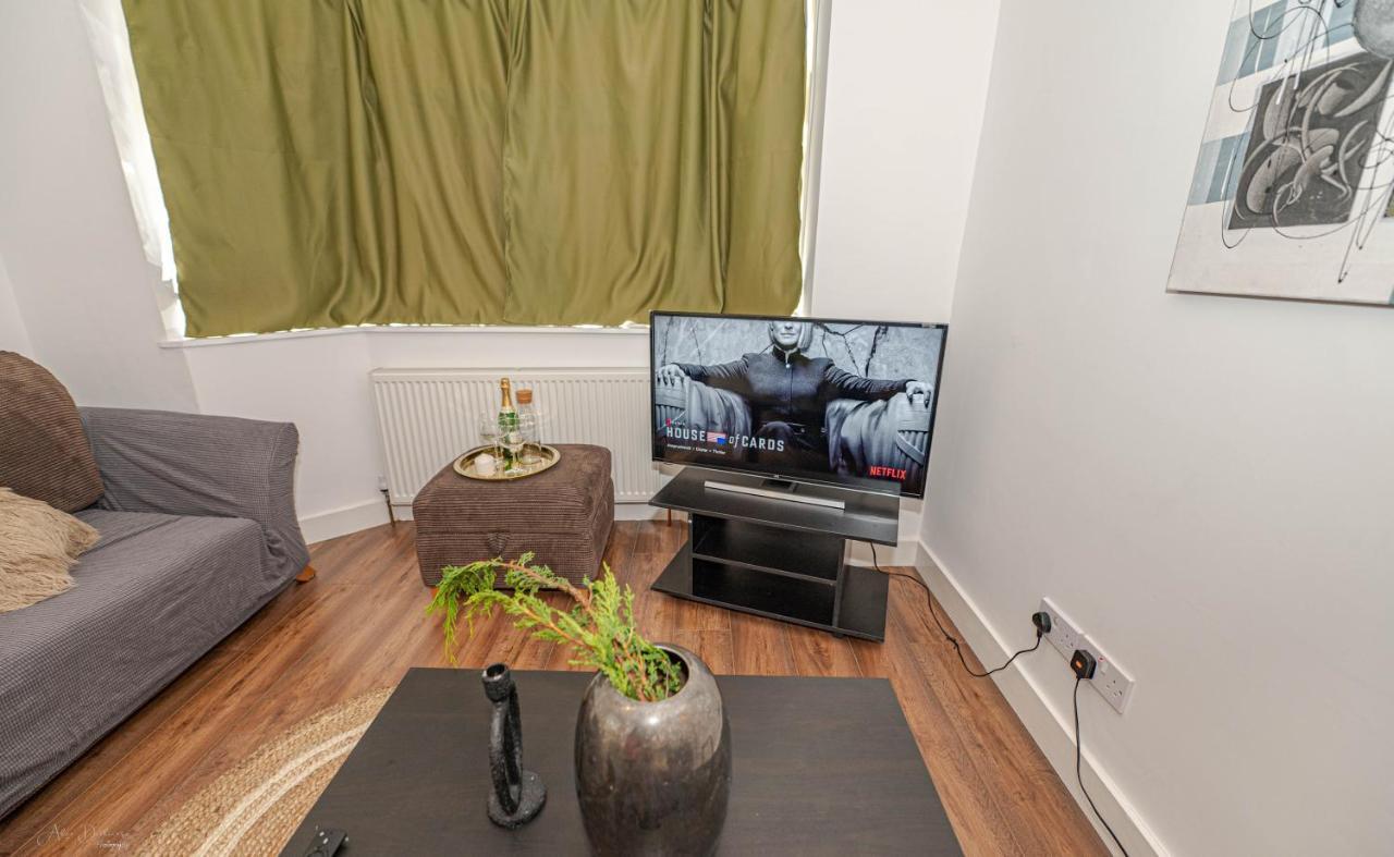 4 Bedrooms,2 Bathrooms House With Free Parking Пламстед