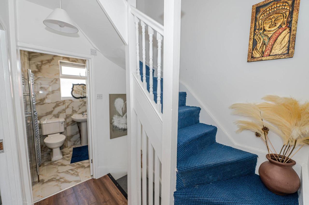 4 Bedrooms,2 Bathrooms House With Free Parking Пламстед