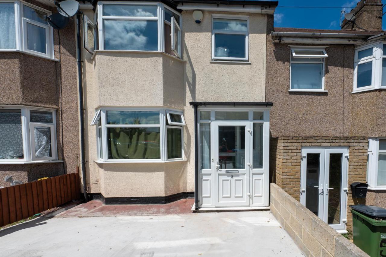 4 Bedrooms,2 Bathrooms House With Free Parking